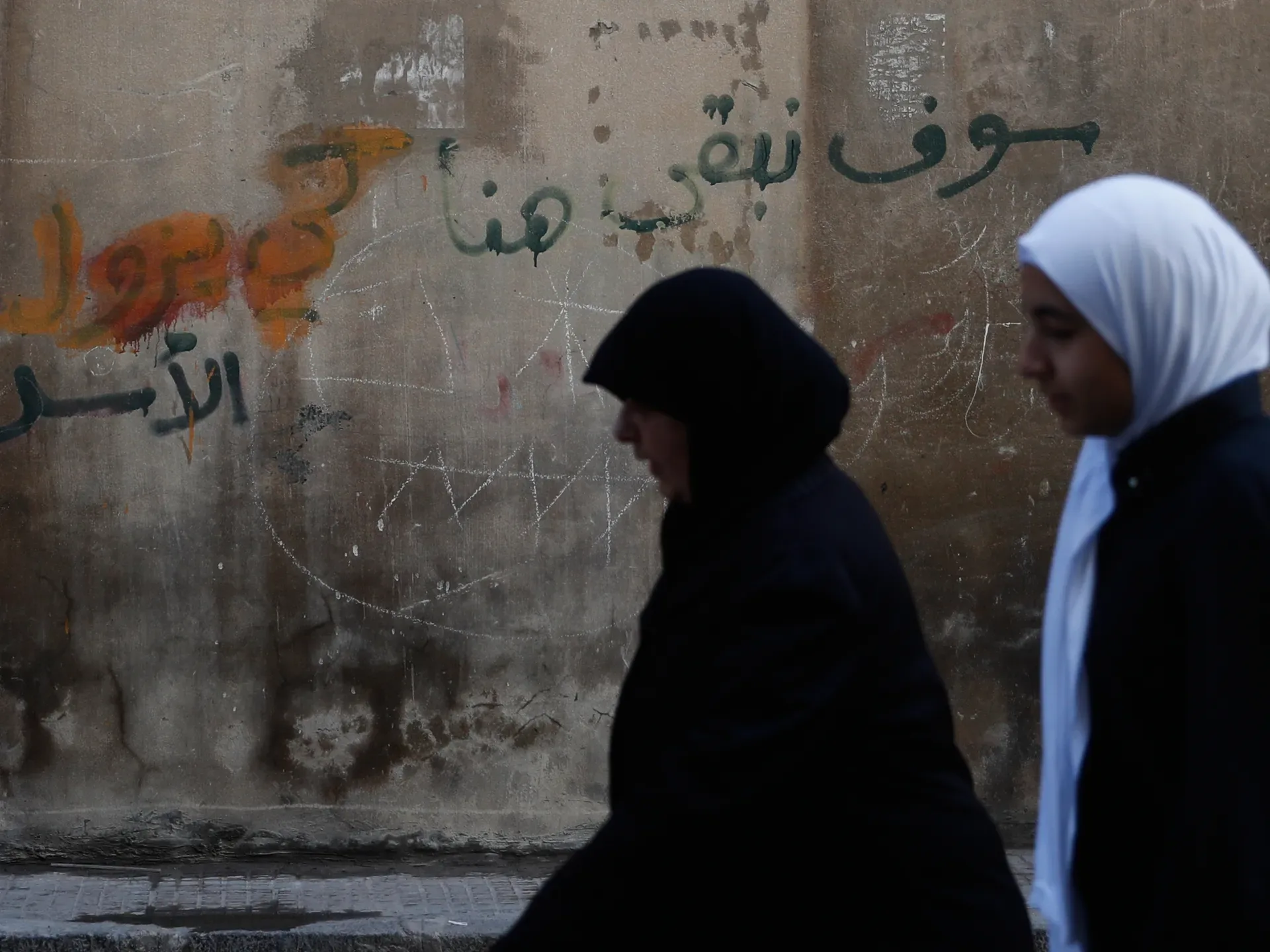 Suriya Homsda komendant saatını uzatdı: Qətllər məzhəb gərginliyini alovlandırmaqla təhdid edir