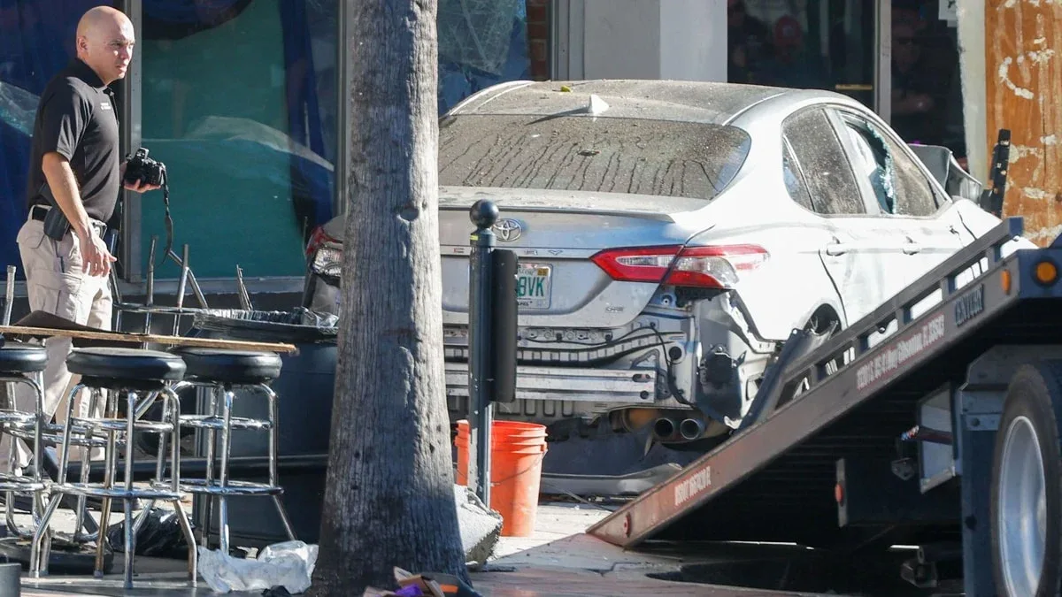 Təqib olunan avtomobil gecə klubuna soxuldu: 4 ölü, 13 yaralı