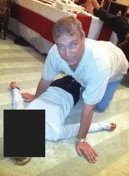 Epstein sənədləri kral ailəsini ifşa etdi Fotolar sızdırıldı