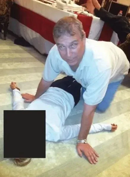 Epstein sənədləri kral ailəsini ifşa etdi Fotolar sızdırıldı