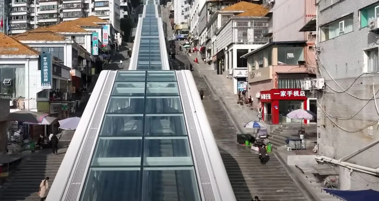 Çində dünyanın ən uzun açıq hava eskalatoru istifadəyə verildi; 905 metrlik məsafəni 20 dəqiqəyə qət edir.