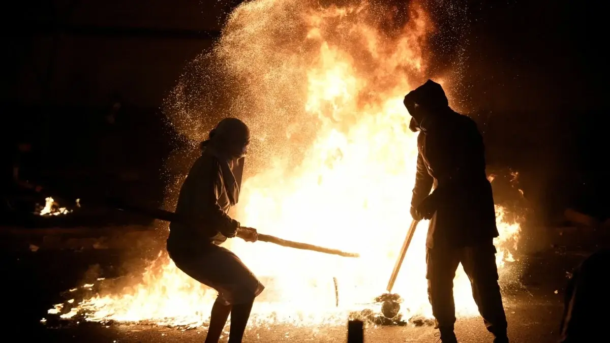 Küçələr alovlanır: Xalq və polis qalxan-dəyənəklə vuruşdu