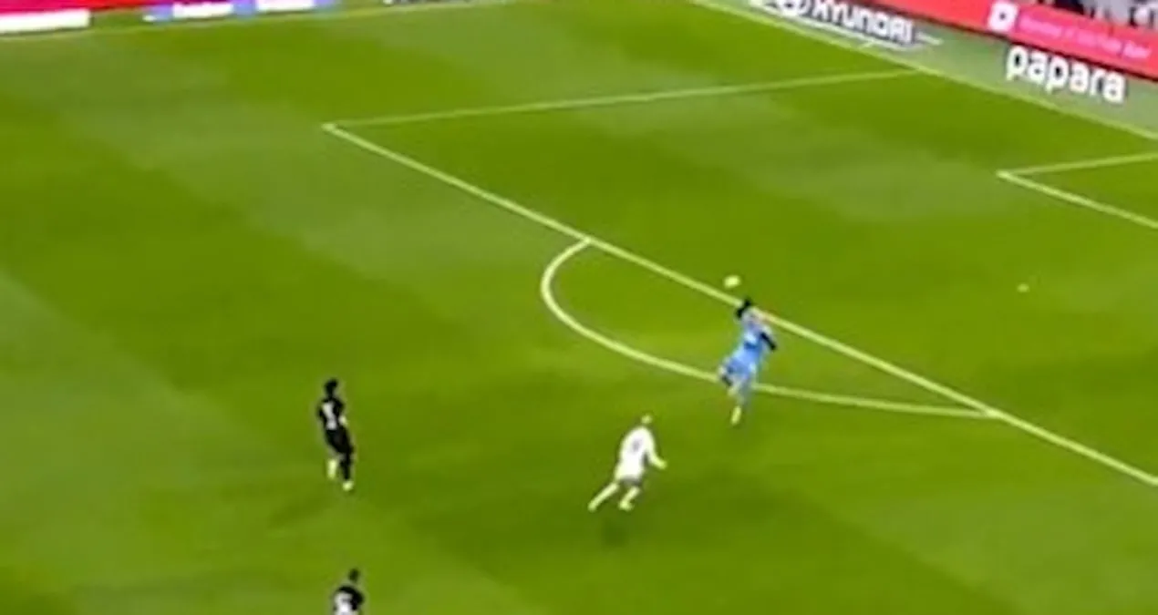 Beşiktaş-Kocaelispor matçında qəribə səhv baş verdi, həm qol oldu, həm də sarı vərəqə verildi