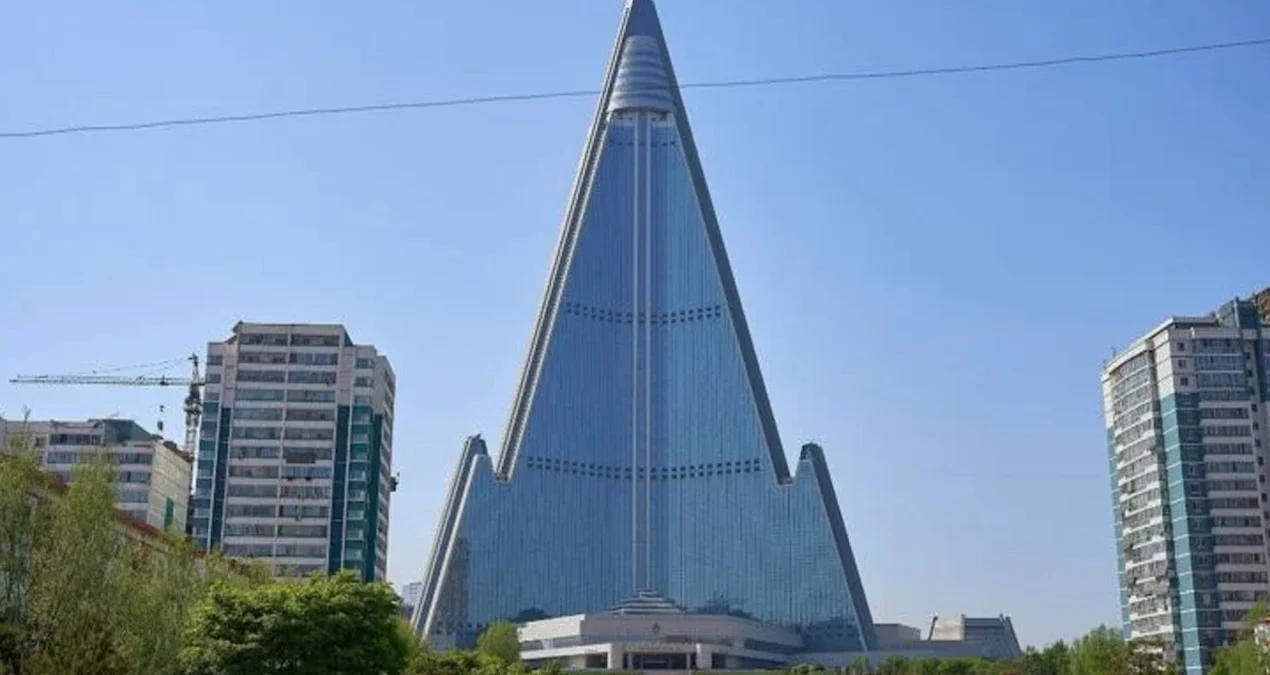 Şimali Koreyanın Ryugyong oteli 38 illik durğunluqdan sonra nəhəng sərmayə ilə yenidən açılır.