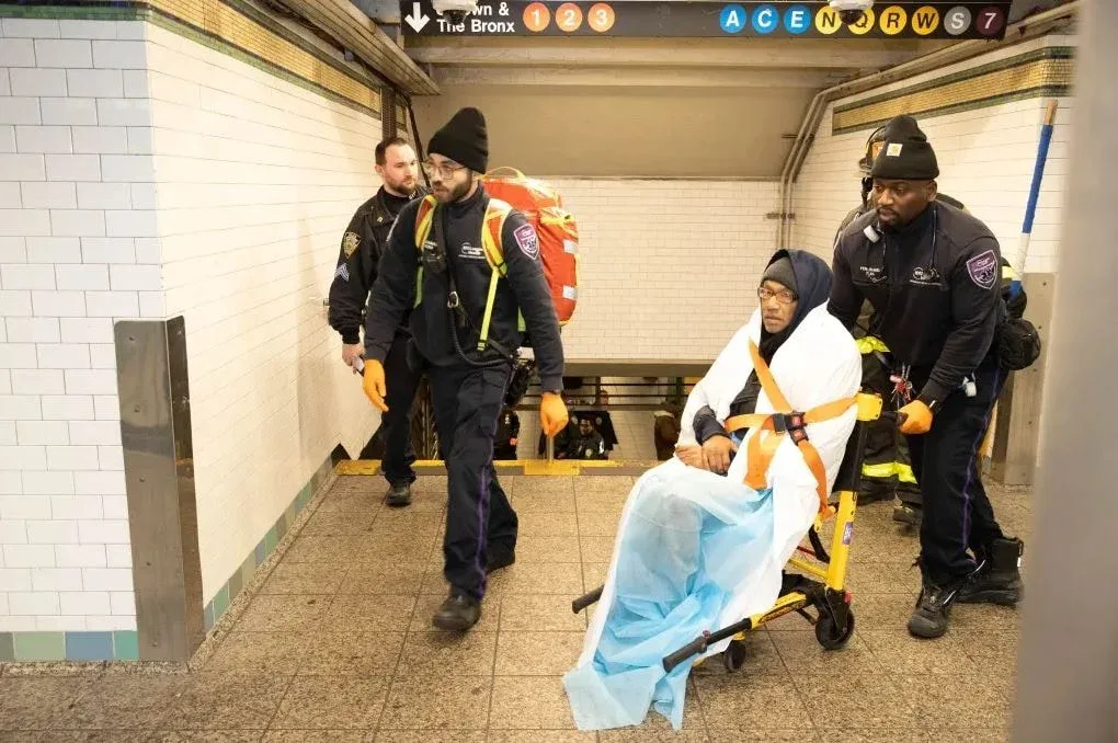 Metroda dəhşətli hücum: Yatan sərnişin yandırıldı