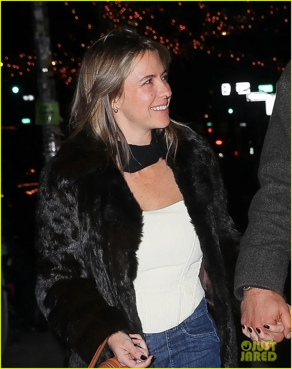 Ev Qulluqçusu Brandon Sklenar Nyu-York mətbuat turunda uzunmüddətli sevgilisi Courtney Salviolo ilə görüntüləndi