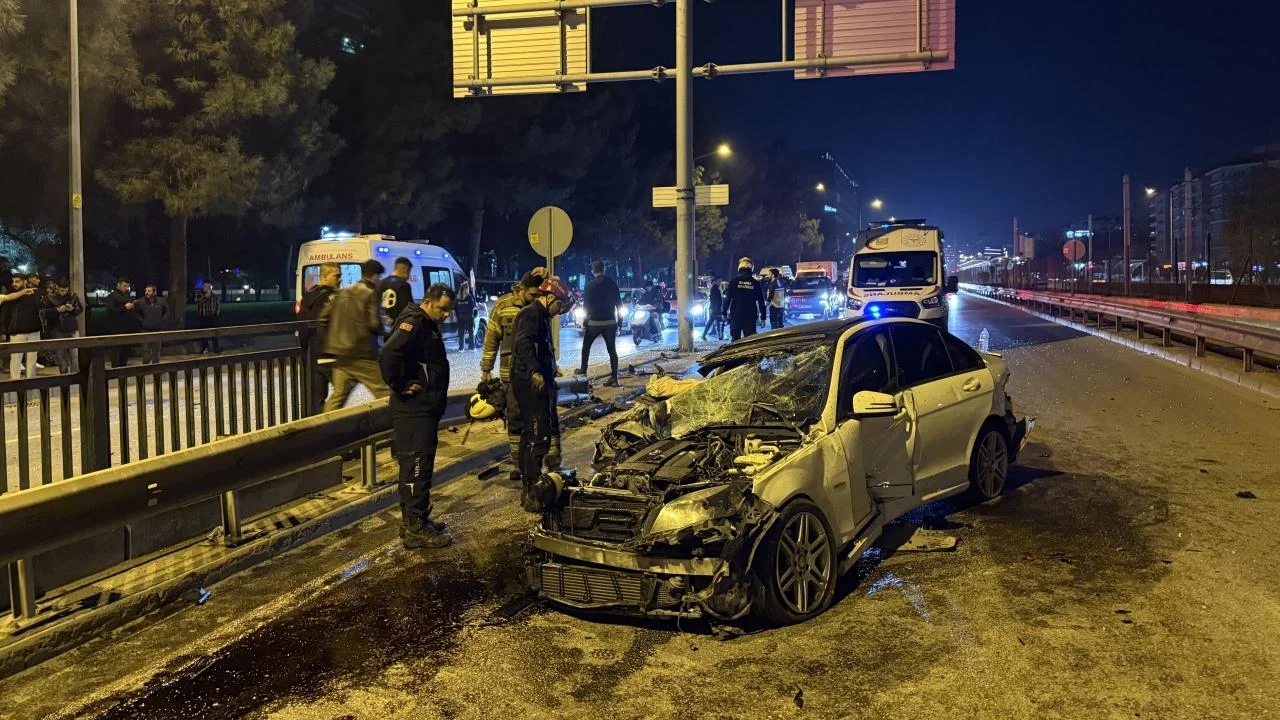Dirəyə və mikroavtobusa çırpılma: 6 yaralı