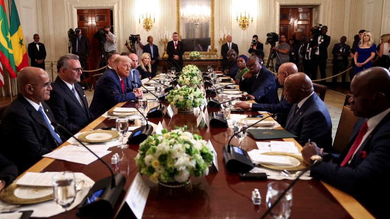 Trampın Liberiya prezidentinin 'yaxşı ingiliscəsini' tərifləməsi Afrikada tənqidə səbəb oldu