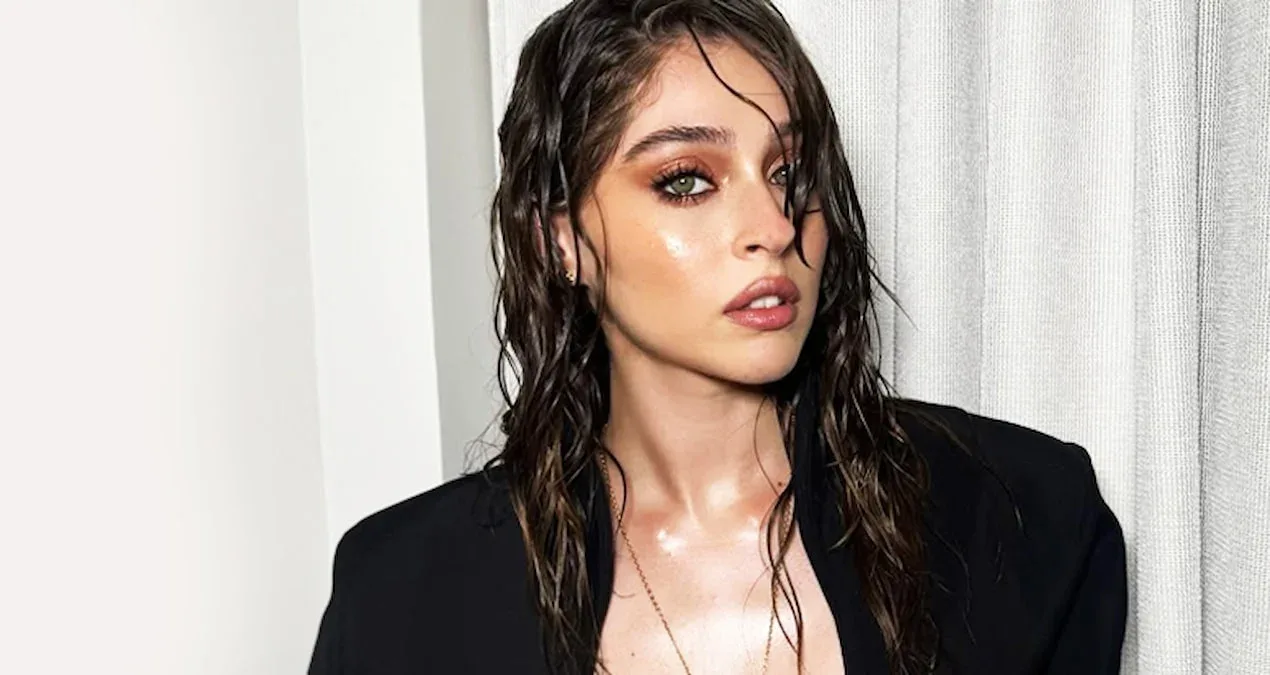 Cemre Baysel biletini alıb sevgilisinin yanına uçdu