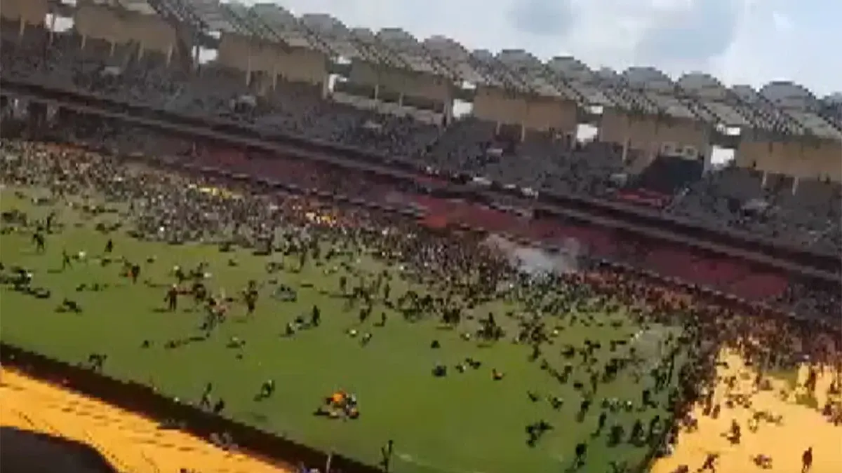 Minlərlə şəxsin dəfnində atışma: Çox sayda yaralı