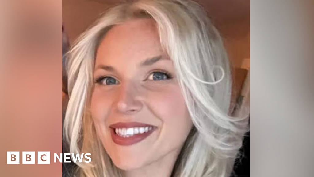 Rəqs edən polis partidə həmkarlarını ələ toxunduğuna görə işdən çıxarıldı