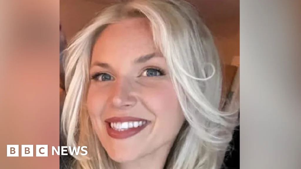 Rəqs edən polis partidə həmkarlarını ələ toxunduğuna görə işdən çıxarıldı