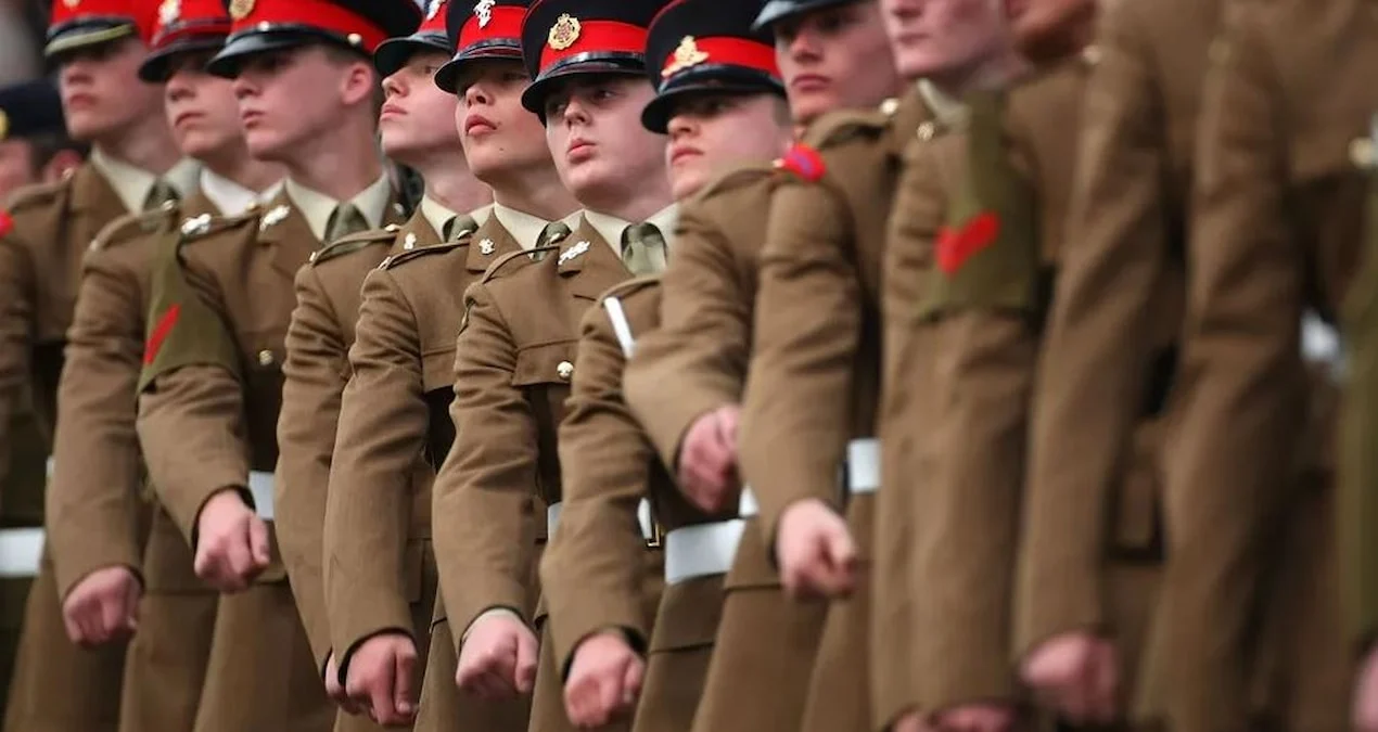 Böyük Britaniya ordusunda kişi əsgərlərə makiyaj və uzun saç icazəsi verilməsi ciddi müzakirələrə səbəb olub.