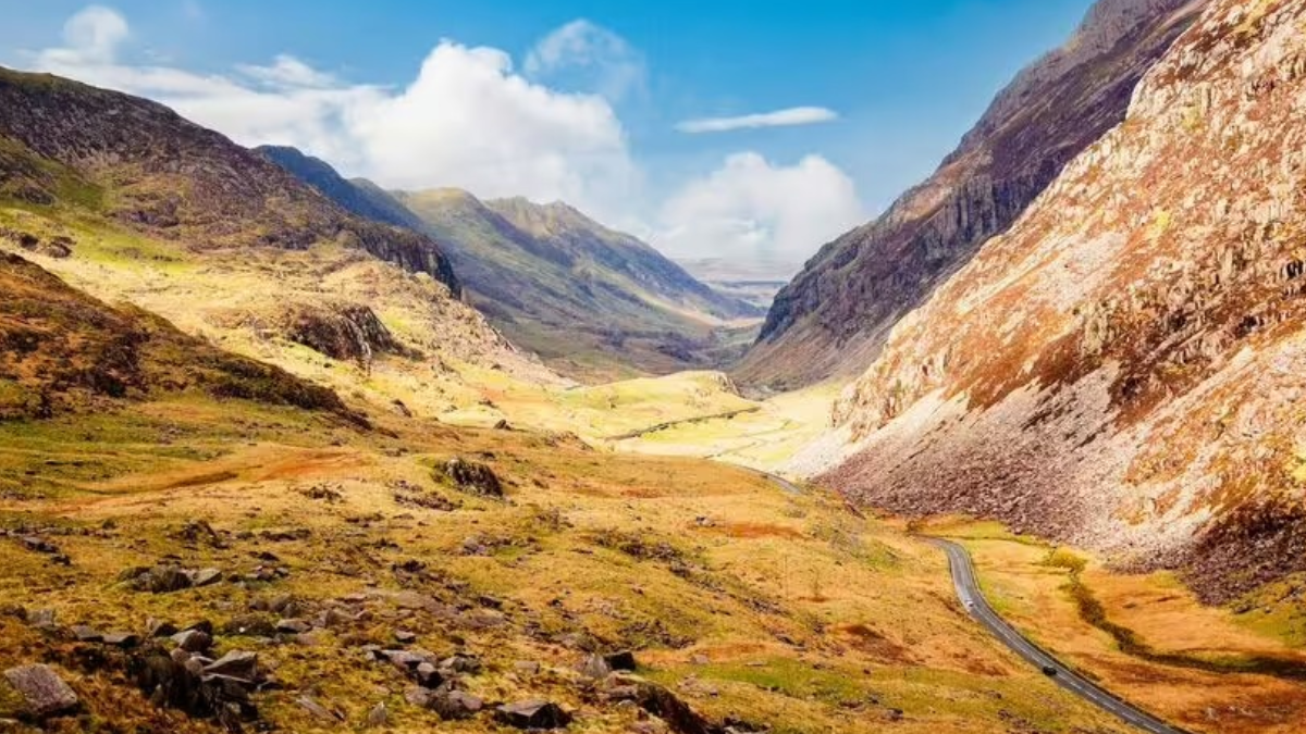 Dağ zirvəsindəki nəhəng deşiyin sirri açılmır