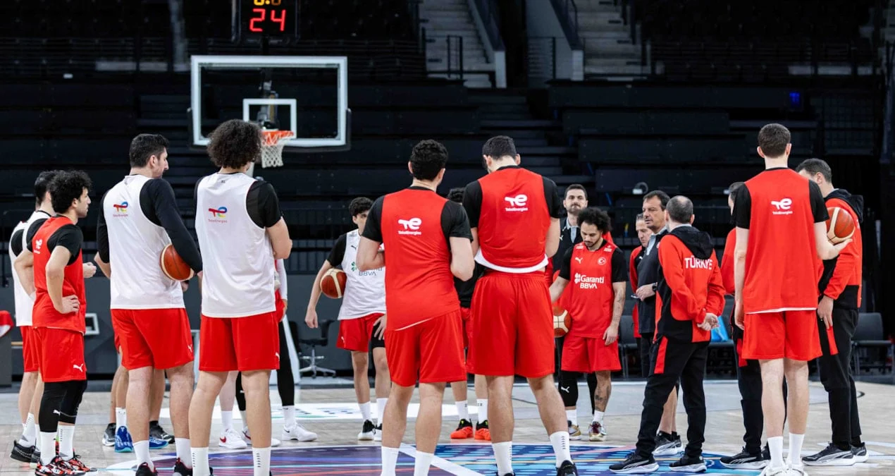 12 Dev Adam Avropa çempionatına hazırlaşır
