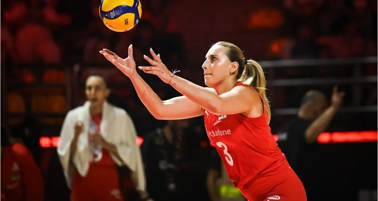 Cansu Özbay duyğularını gizlədə bilmədi, həyatının ən çətin oyunlarından birini keçirdiyini bildirdi