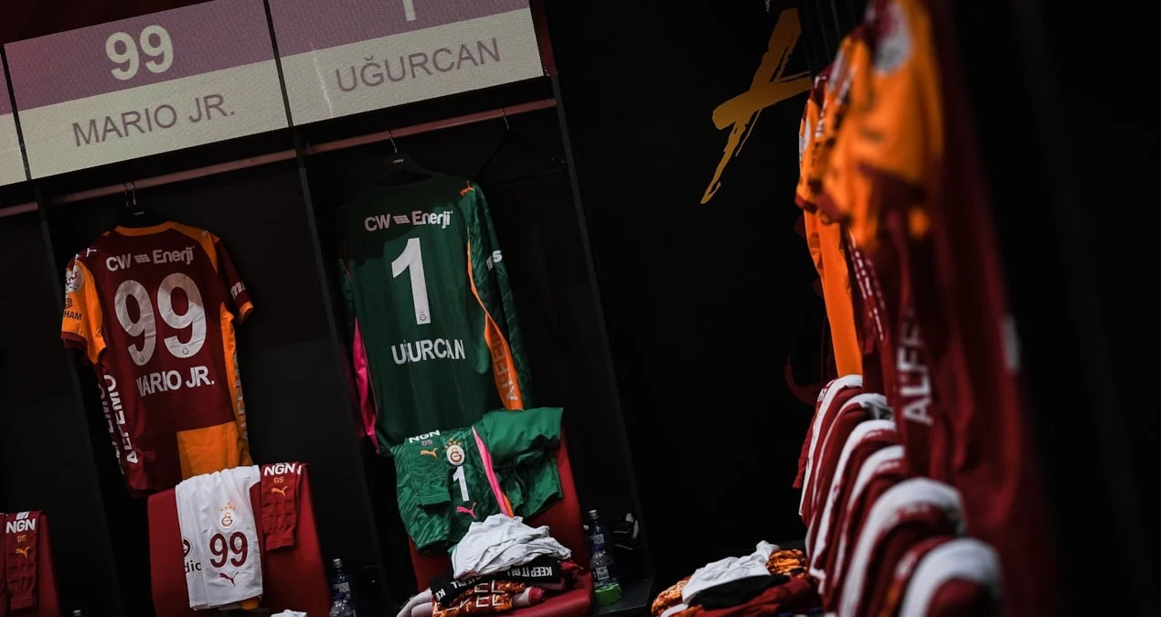 Qalatasaray derbi öncəsi komandada "köstəbək" axtarır