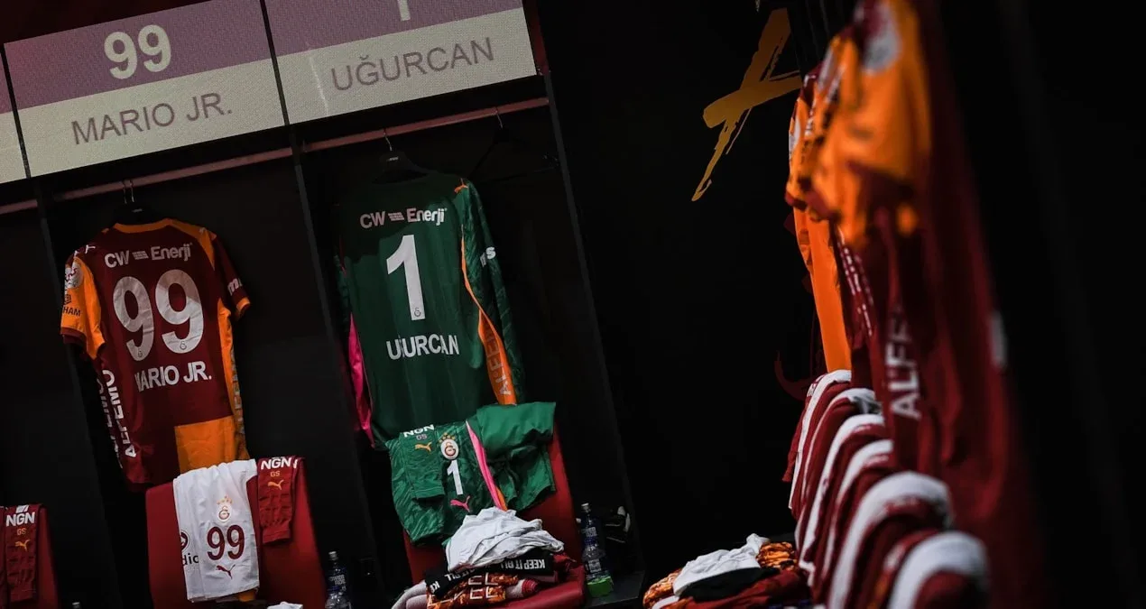 Qalatasaray derbi öncəsi komandada "köstəbək" axtarır