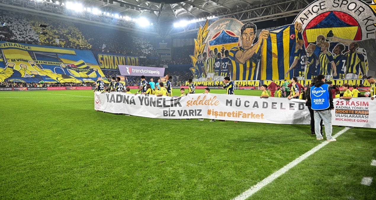 Fənər-Qalatasaray derbisində möhtəşəm şou