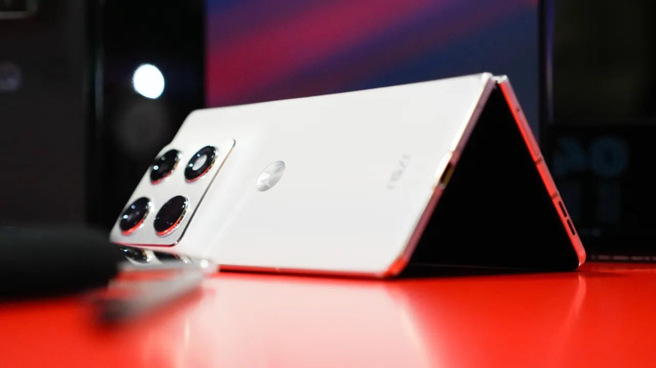 Motorola Razr Fold: Rəqibləri Samsung və Pixel-dən fərqlənən praktik yanaşma