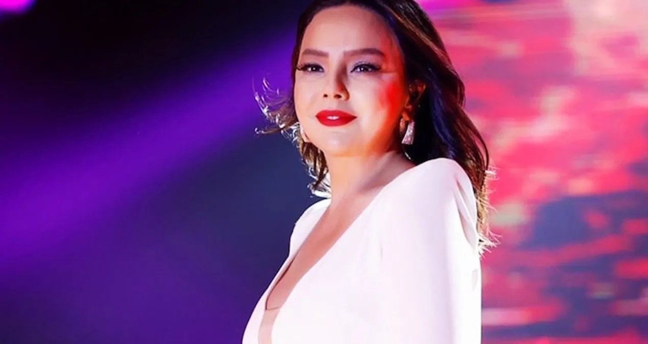 Ebru Gündeşin Qalın Qaşları Gündəmi Zəbt Etdi