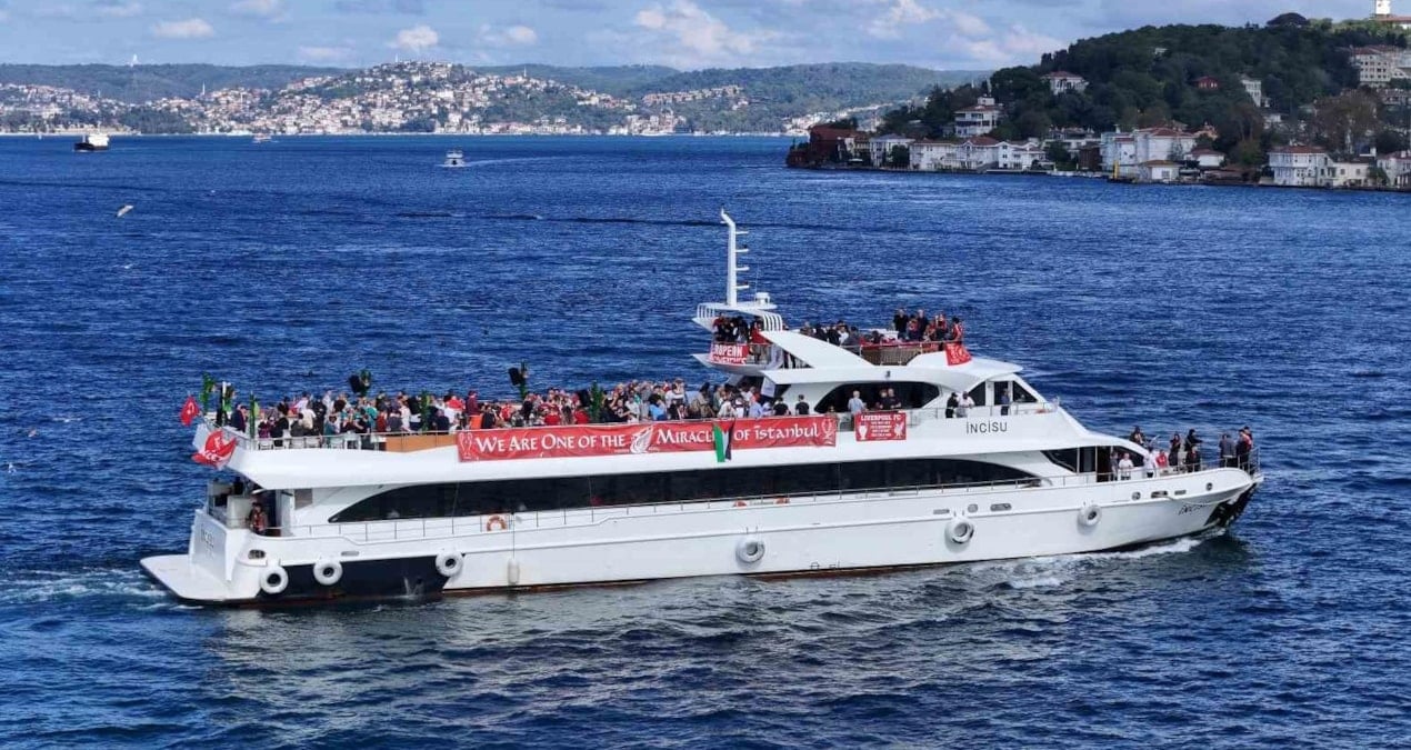 Liverpullu azarkeşlər derbi öncəsi Boğazda gəzdi