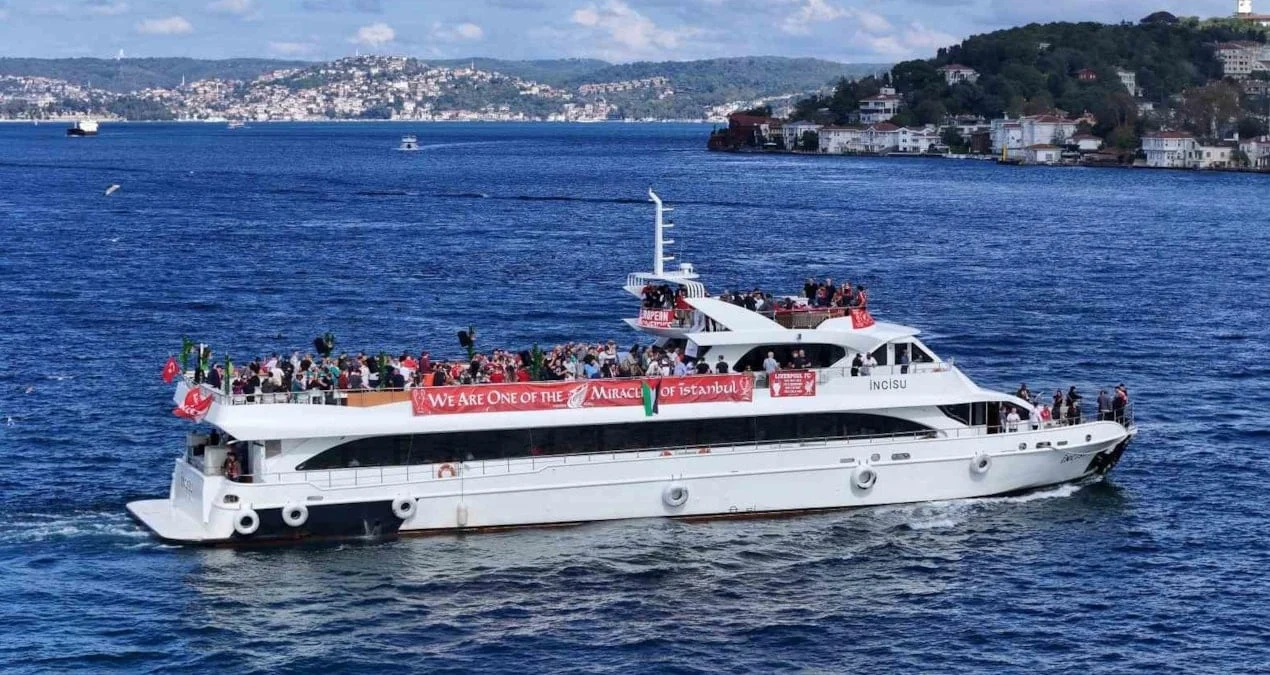 Liverpullu azarkeşlər derbi öncəsi Boğazda gəzdi