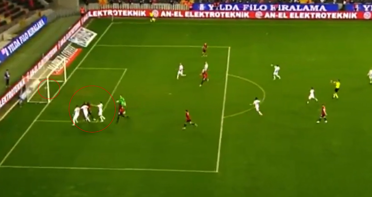 Super Liqada qəribə an yaşandı qapıçı davaya görə qapısından çıxdı, qol buraxdı