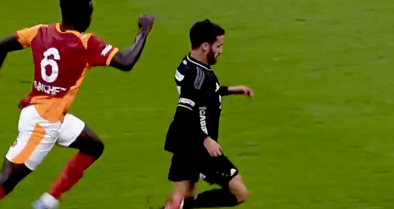Derbidə "Qalatasaray" 10 nəfərlə oynayır