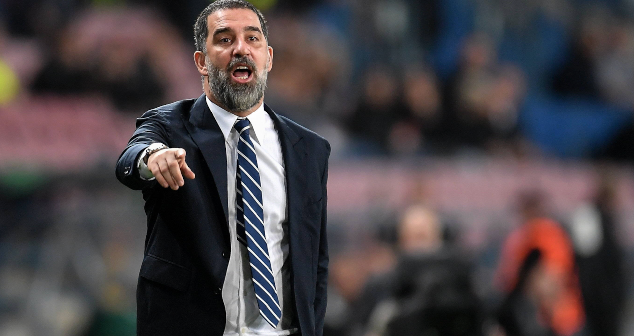 Arda Turan rəqib komandanın ehtiyat oyunçular skamyasına getdi