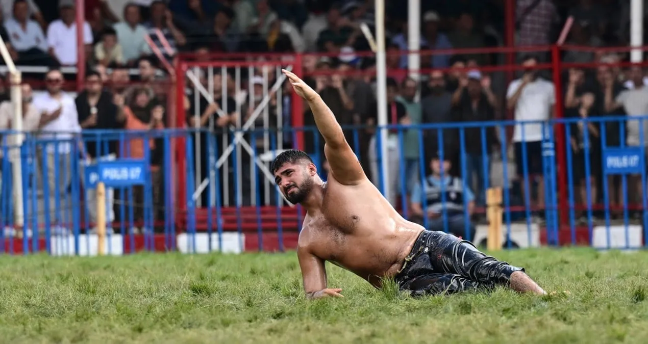 Enes Doğan Elmalı Yağlı Güreşlərində başpehlivan oldu