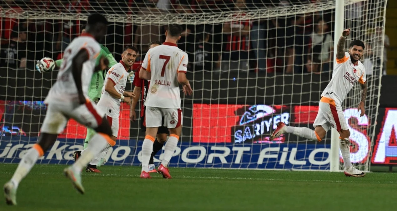 Qalatasaraylı futbolçu ilk dəfə fərqləndi