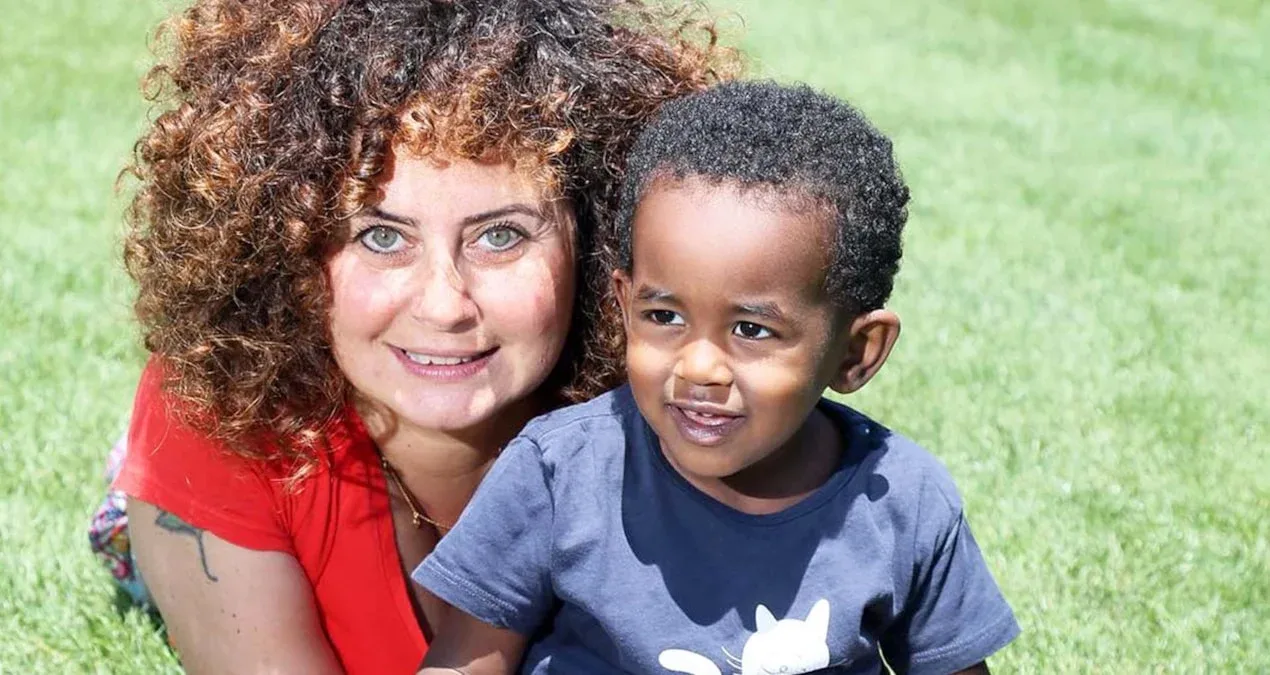 Esra Akkaya Efiopiyalı oğlunun yeni şəkillərini bölüşdü