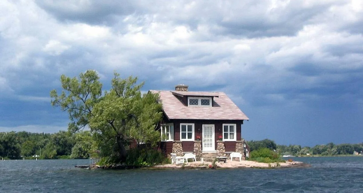 Dünyanın ən balaca məskəni: Tək ev, tək ağac və rekord qıran ada