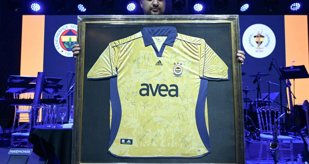 Fənərbağçanın imzalı forması 1 milyon lirəyə satıldı