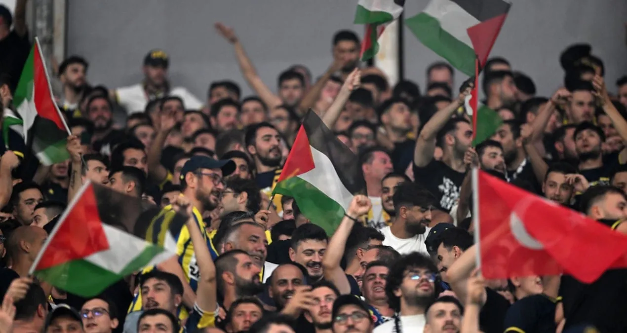 Fənərbağça azarkeşləri Fələstinə dəstək nümayiş etdirdi