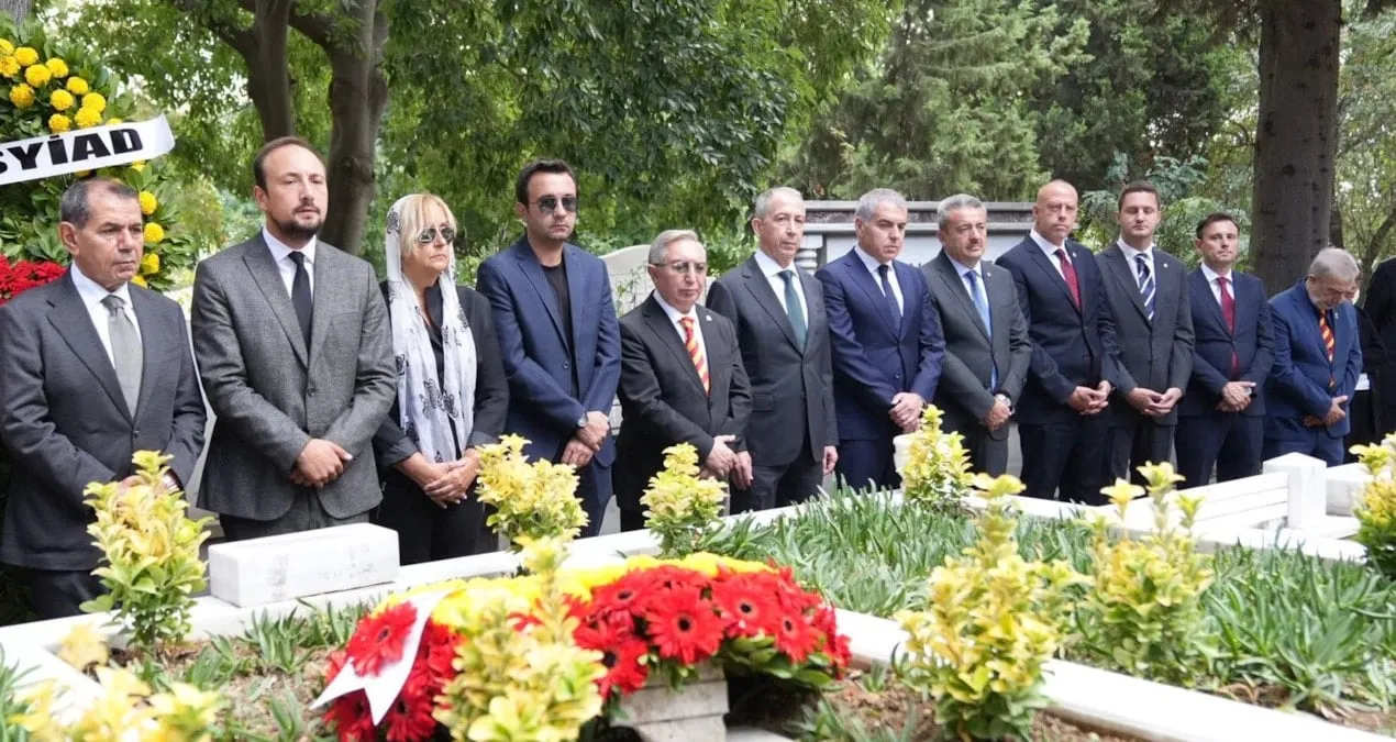Metin Oktay məzarında yad edildi