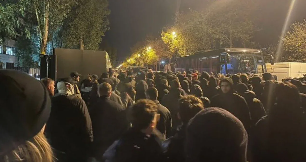 Oyunculara hücum oldu, xəsarət aldılar