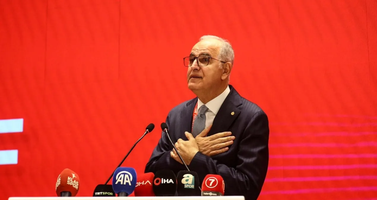 Mehmet Akif Üstündağ tarixi uğur qazanıblar