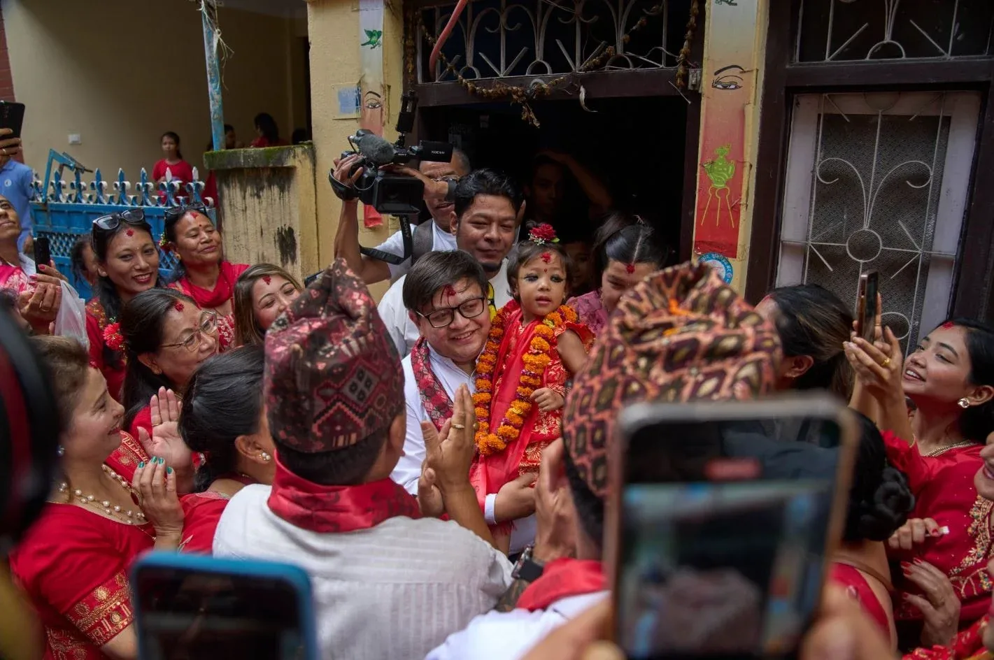 Nepalda 2 yaşlı uşaq tanrı seçildi: Ailəsindən alınıb məbədə yerləşdirildi