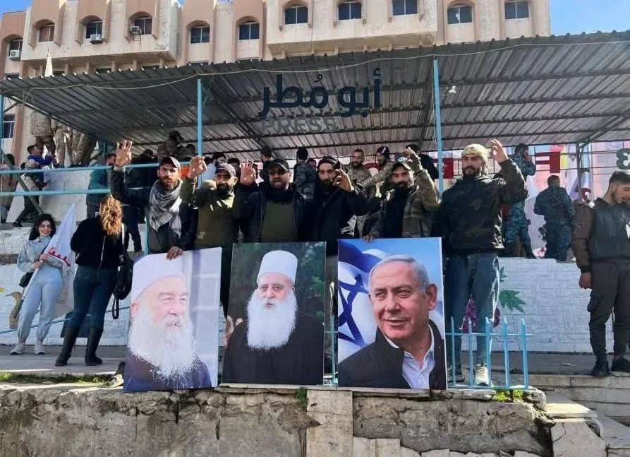 Suriya Netanyahu və İsrail bayraqları ilə skandal yürüş