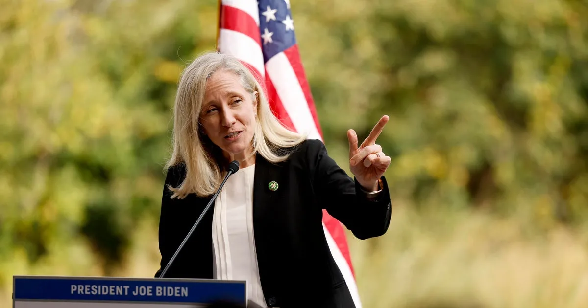 Spanberger Virginiyada latın seçicilərə iqtisadi vədlər verir