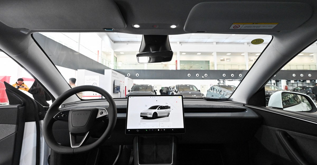 Elon Mask sürücülərə sürmə zamanı mesaj yazmağa icazə verir, amma bunu etməməlidirlər