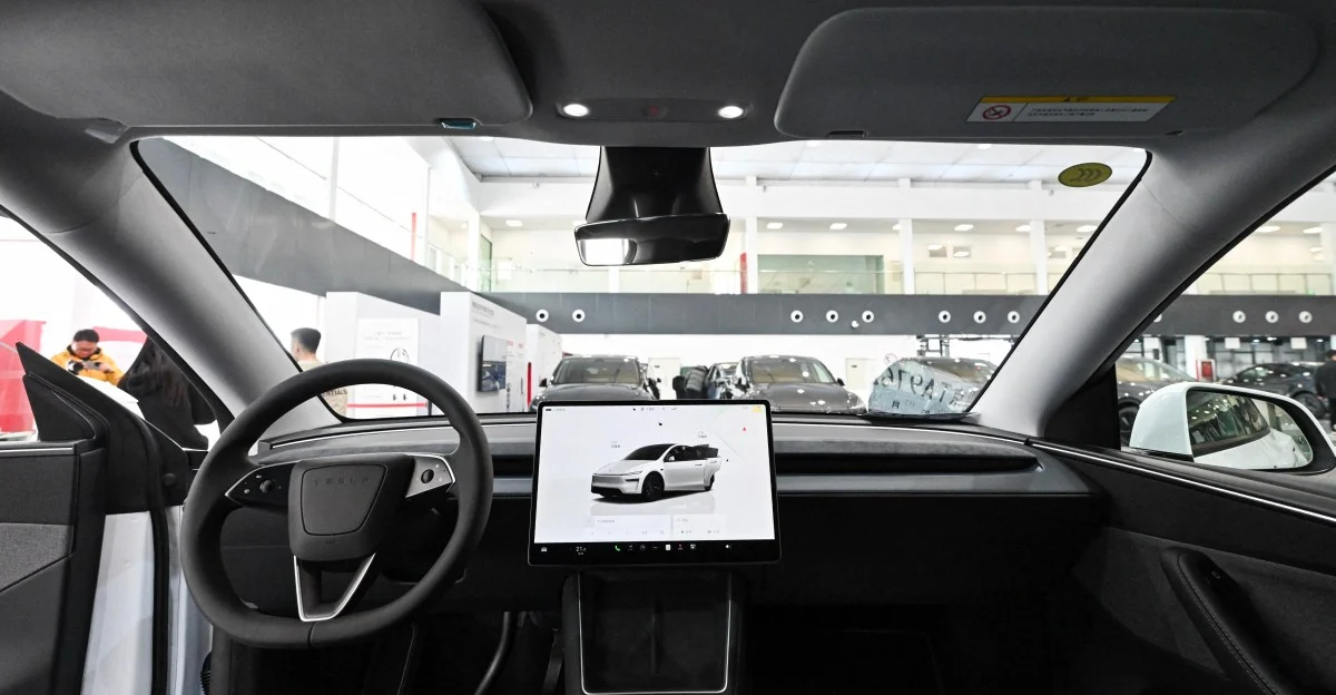 Elon Mask sürücülərə sürmə zamanı mesaj yazmağa icazə verir, amma bunu etməməlidirlər