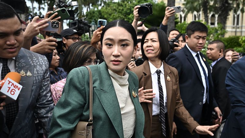 Tayland Baş Naziri Paetongtarn Şinavatra keçmiş nüfuzlu şəxslə sızdırılan zəngə görə vəzifəsindən uzaqlaşdırıldı