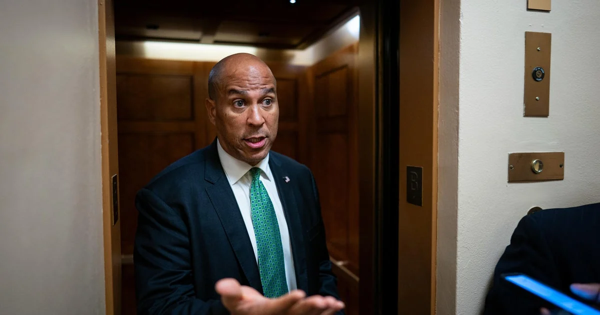Booker demokratları Trumpın planlarında əməkdaşlıqda ittiham etdi