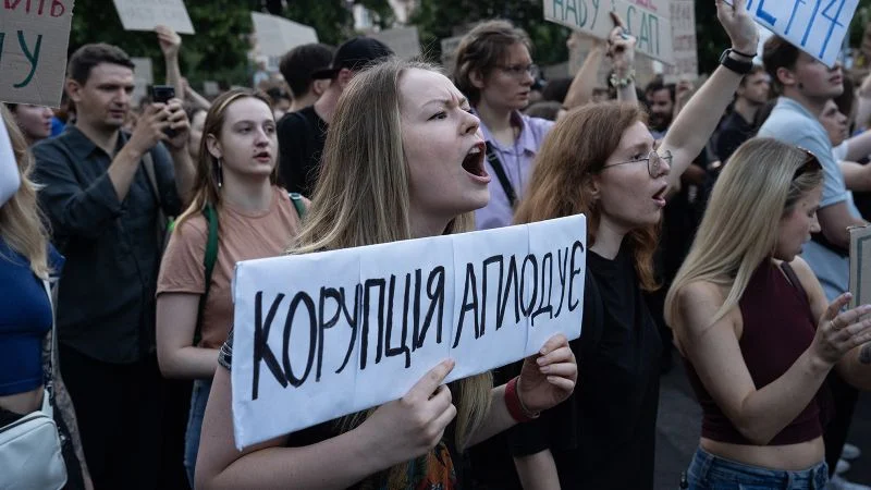 Ukraynada Zelenskinin anti-korrupsiya qurumlarını zəiflətməsi fonunda müharibə dövrünün ilk böyük hökumət əleyhinə etirazları