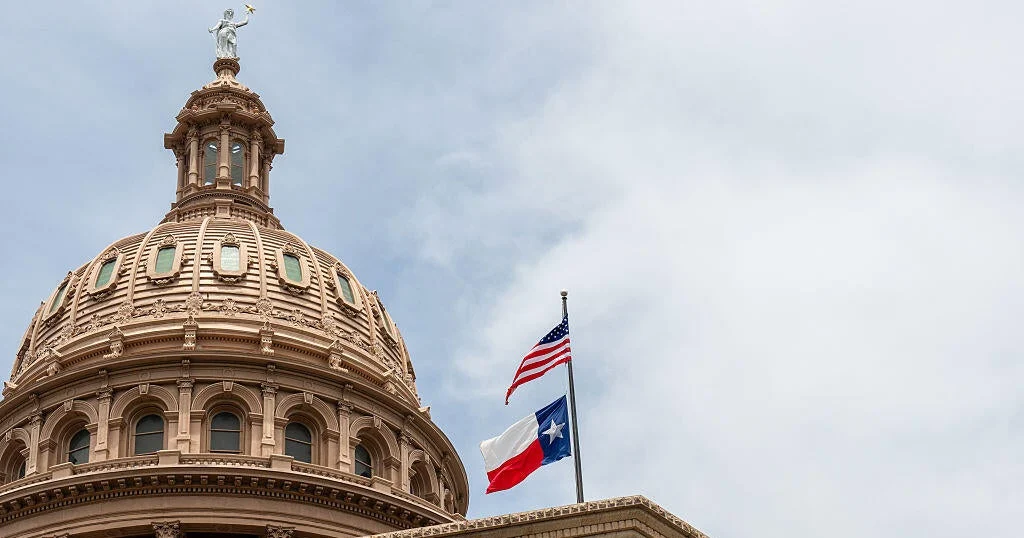 Texas Demokratları bölgü mübarizəsi davam edərkən Kaliforniya və İllinoys ştatlarına səfər edir