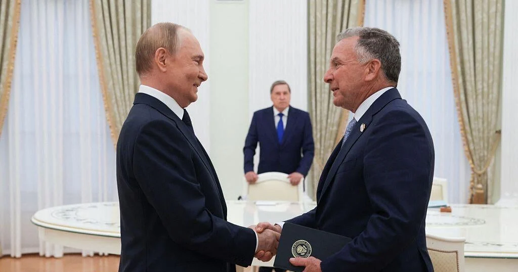 Putin Trampın elçisinə mükafat verdi