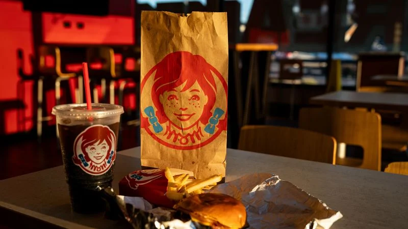 Wendy's yüzlərlə restoranını bağlayır